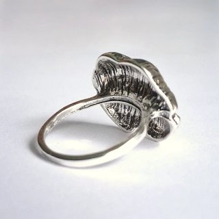 Anillo "Labios plateados".