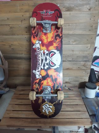 Tabla de skate Nixor con diseño de fuego