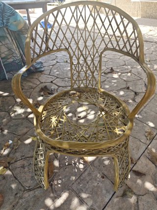 Sillas de terraza doradas de mimbre. Tengo siete!
