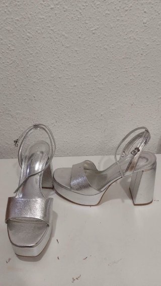 Sandalias y bolso plateados