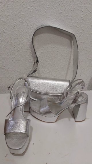 Sandalias y bolso plateados