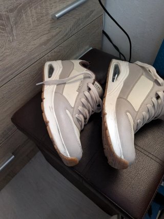 Zapatillas Skechers grises y blancas