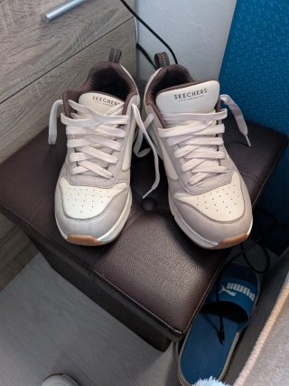 Zapatillas Skechers grises y blancas