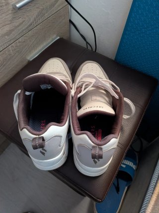 Zapatillas Skechers grises y blancas