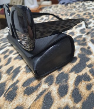Gafas de sol negras y rosas