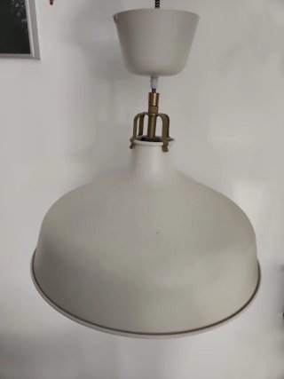 Lámpara colgante beige y dorada ikea
