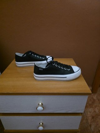 Zapatillas NYC Negras y Blancas tipo converse.