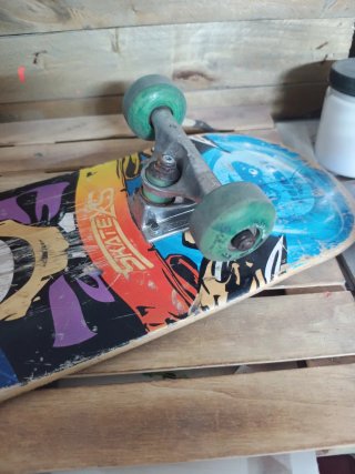 Tabla de skate con diseño de personaje
