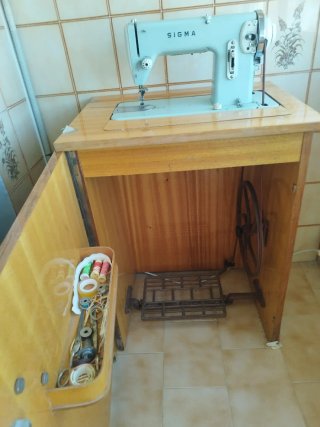 Máquina de coser Sigma antigua con mueble