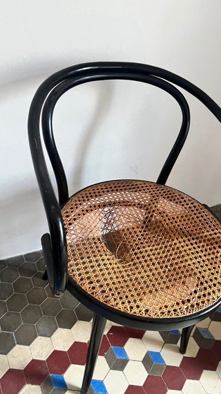 Silla de madera y mimbre negra