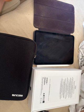 iPad mini morado con funda y lápiz