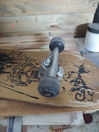 Tabla de skate con diseño de calaveras