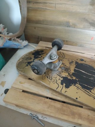 Tabla de skate con diseño de calaveras