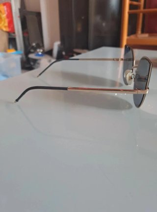 Gafas de sol doradas y rosas