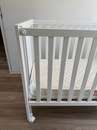 Cuna de bebé blanca con colchon