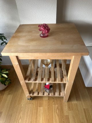 Mesa auxiliar madera con ruedas sin decoración