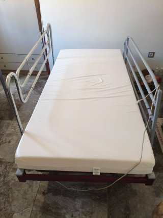 Cama articulada con colchón antiescaras