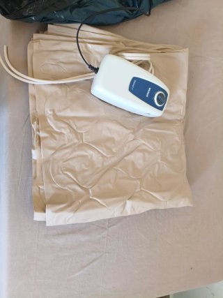 Cama articulada con colchón antiescaras