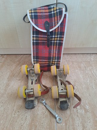 Patines de ruedas antiguos con bolsa original