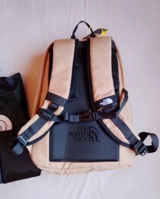 Mochila The North Face 28L Beige con Neceser.