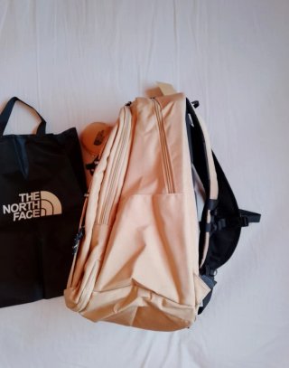 Mochila The North Face 28L Beige con Neceser.