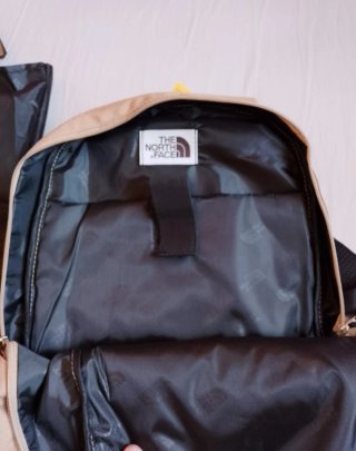 Mochila The North Face 28L Beige con Neceser.