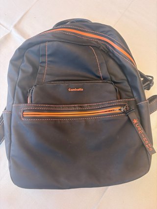 Mochila marrón con detalles naranjas