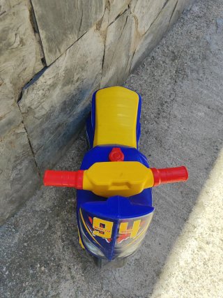 Moto correpasillos azul y amarilla