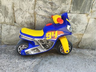 Moto correpasillos azul y amarilla