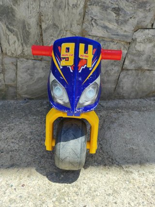 Moto correpasillos azul y amarilla