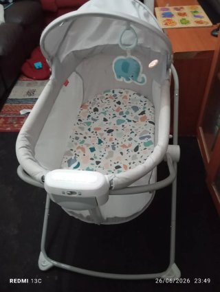 Cuna de bebé con capota
