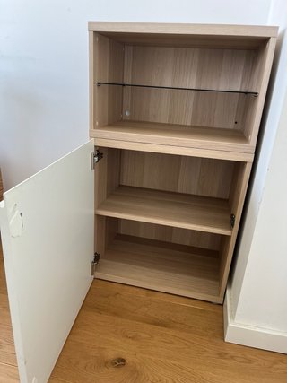 Mueble auxiliar IKEA BESTÅ madera y cristal