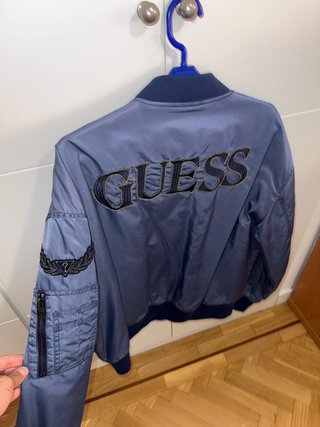 Cazadora Bomber Guess Azul con Parches