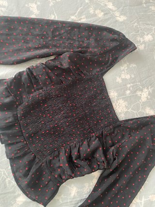 Blusa negra con estampado de corazones rojos