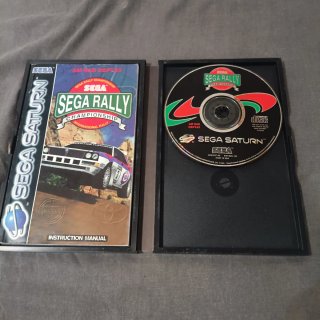 Sega Saturn PAL con 2 mandos y juego Sega Rally