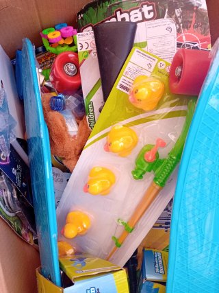 Caja de juguetes varios