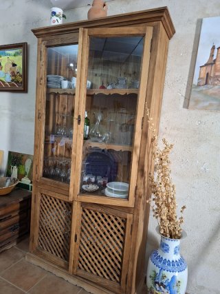 Vitrina de madera y cristal