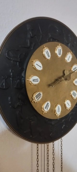 Reloj de pared antiguo con péndulo