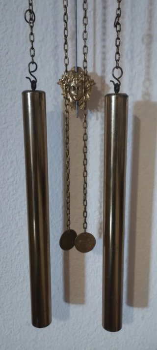 Reloj de pared antiguo con péndulo