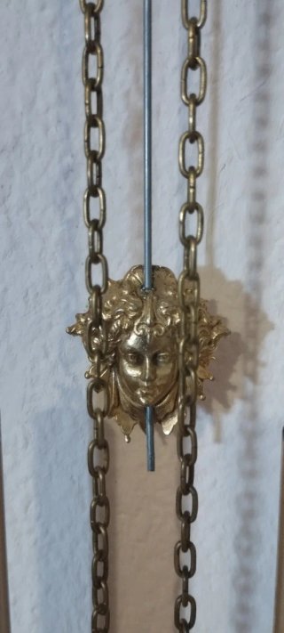 Reloj de pared antiguo con péndulo