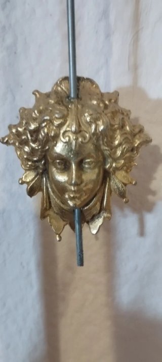Reloj de pared antiguo con péndulo