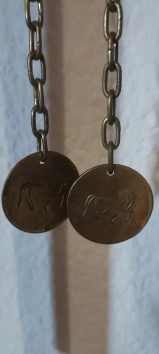 Reloj de pared antiguo con péndulo