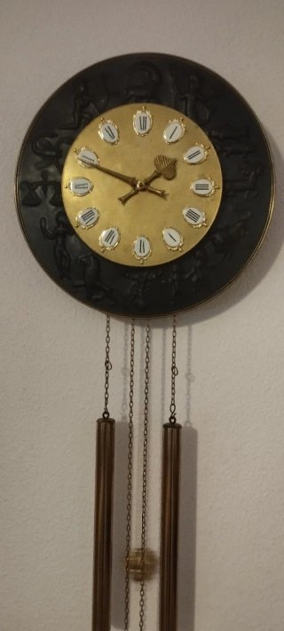 Reloj de pared antiguo con péndulo