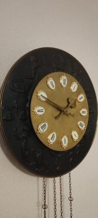 Reloj de pared antiguo con péndulo