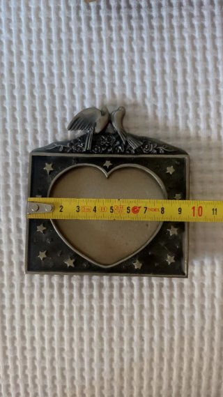 Marco de fotos en forma de corazón con tortolitos