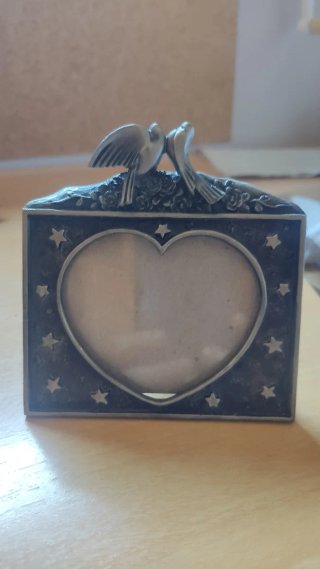 Marco de fotos en forma de corazón con tortolitos