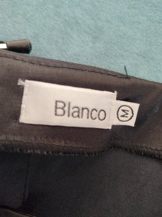 Falda ligeramente satinado recta, blanca y negra