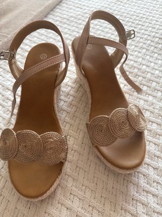 Sandalias cuña esparto doradas