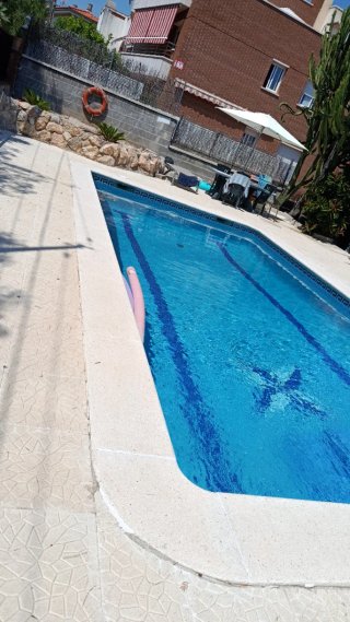 Alquilo habitación con parking y piscina