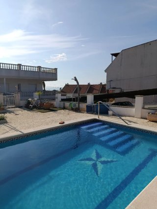 Alquilo habitación con parking y piscina